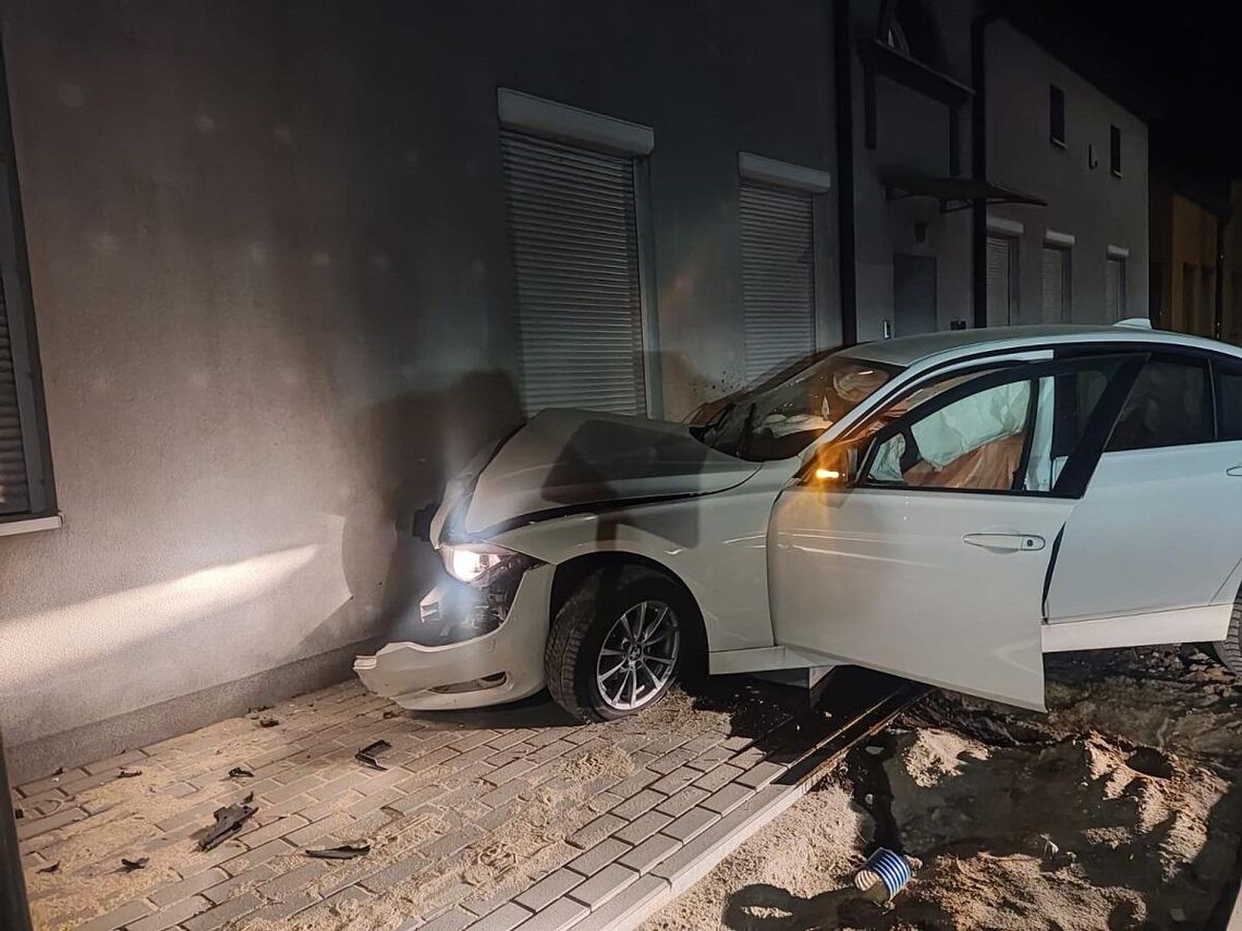 Uciekając policji skasował BMW koleżanki. Wcześniej świecił długimi światłami w radiowóz