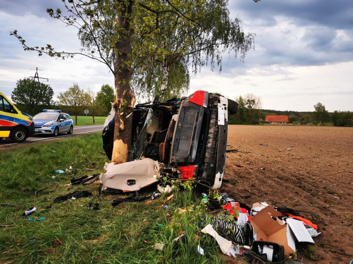 Uciekając policji wjechał w drzewo. 26-letni kierowca jest w stanie ciężkim, pasażerka walczy o życie [FOTO]