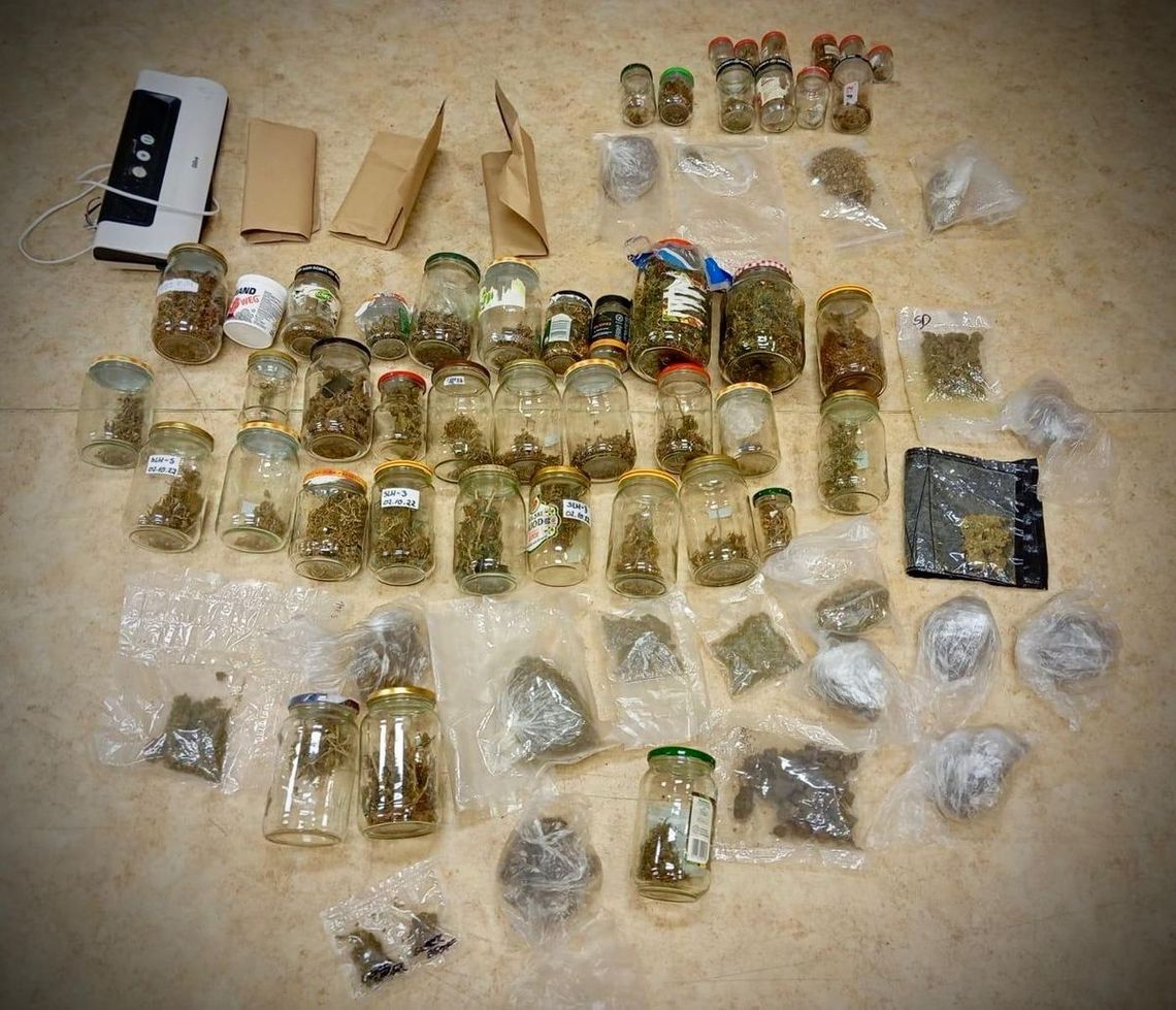 Uciekając przed policją ściągnął funkcjonariuszy do kolegi dilera. Teraz obaj mężczyźni mają kłopoty