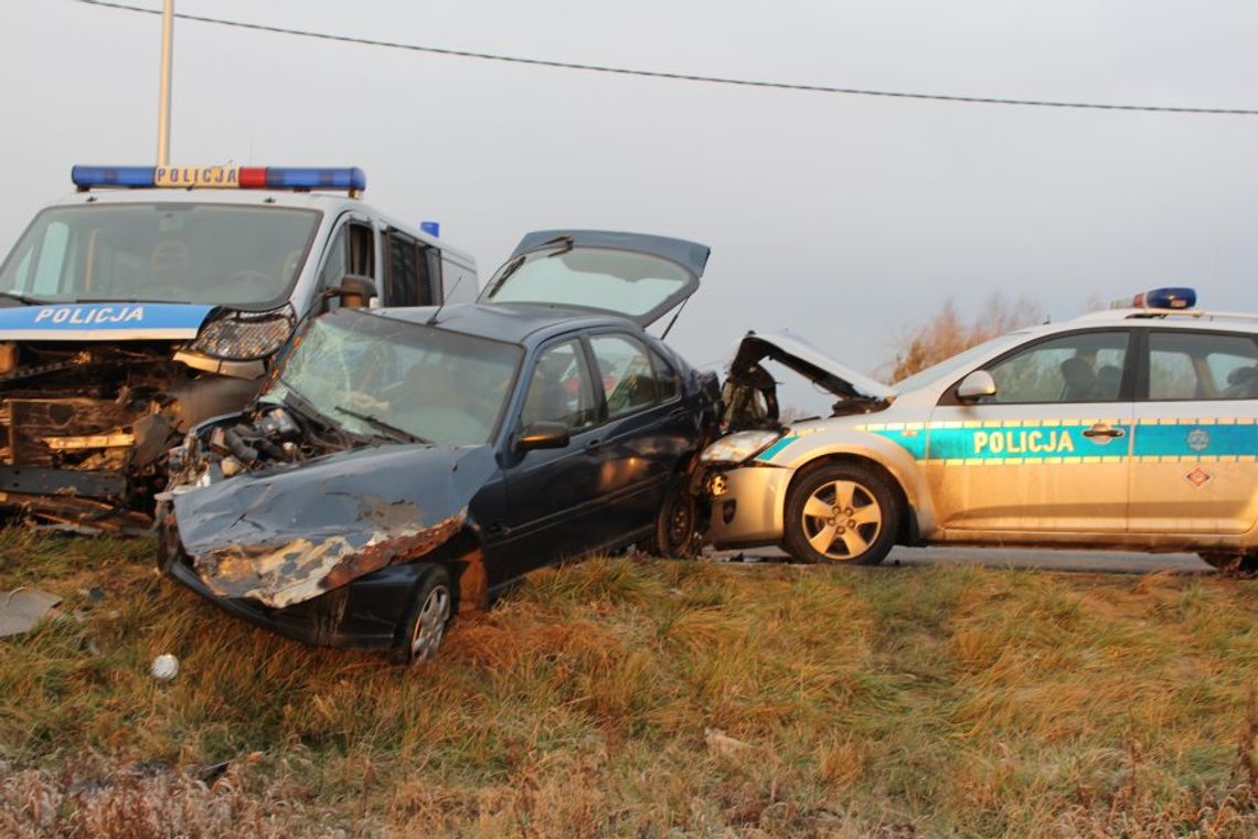 Uciekając przed policją staranowali dwa radiowozy. Trzej policjanci odnieśli obrażenia