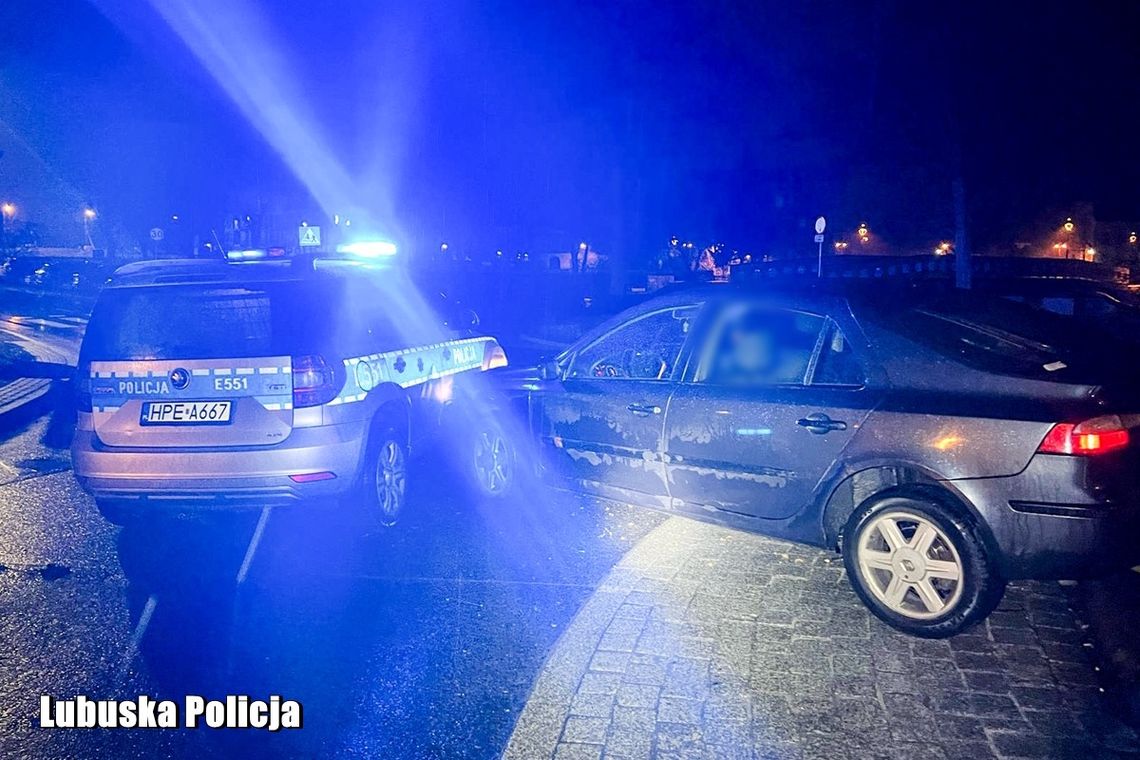 Uciekając przed policją wjechał w radiowóz. 22-latek porzucił auto i próbował jeszcze zbiec pieszo