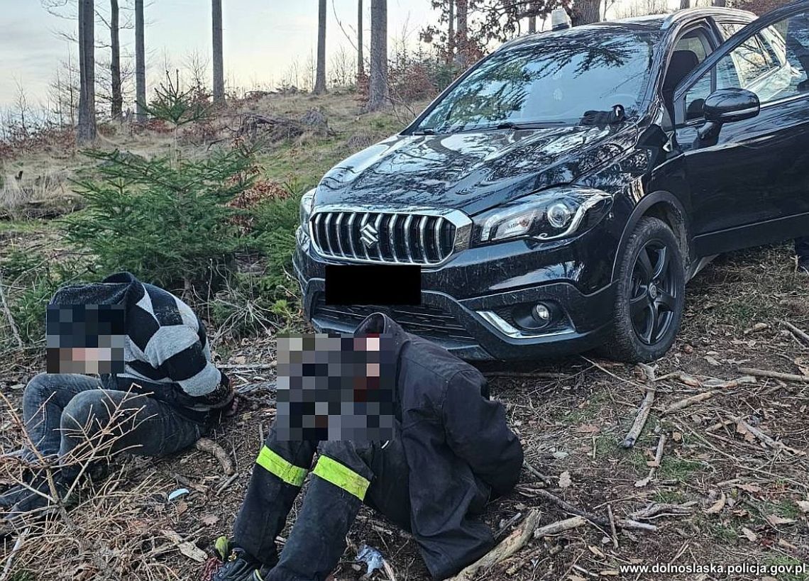 Uciekając przed policją zakopał się w lesie. Kierowca i pasażer porzucili auto, po chwili skończyli na glebie