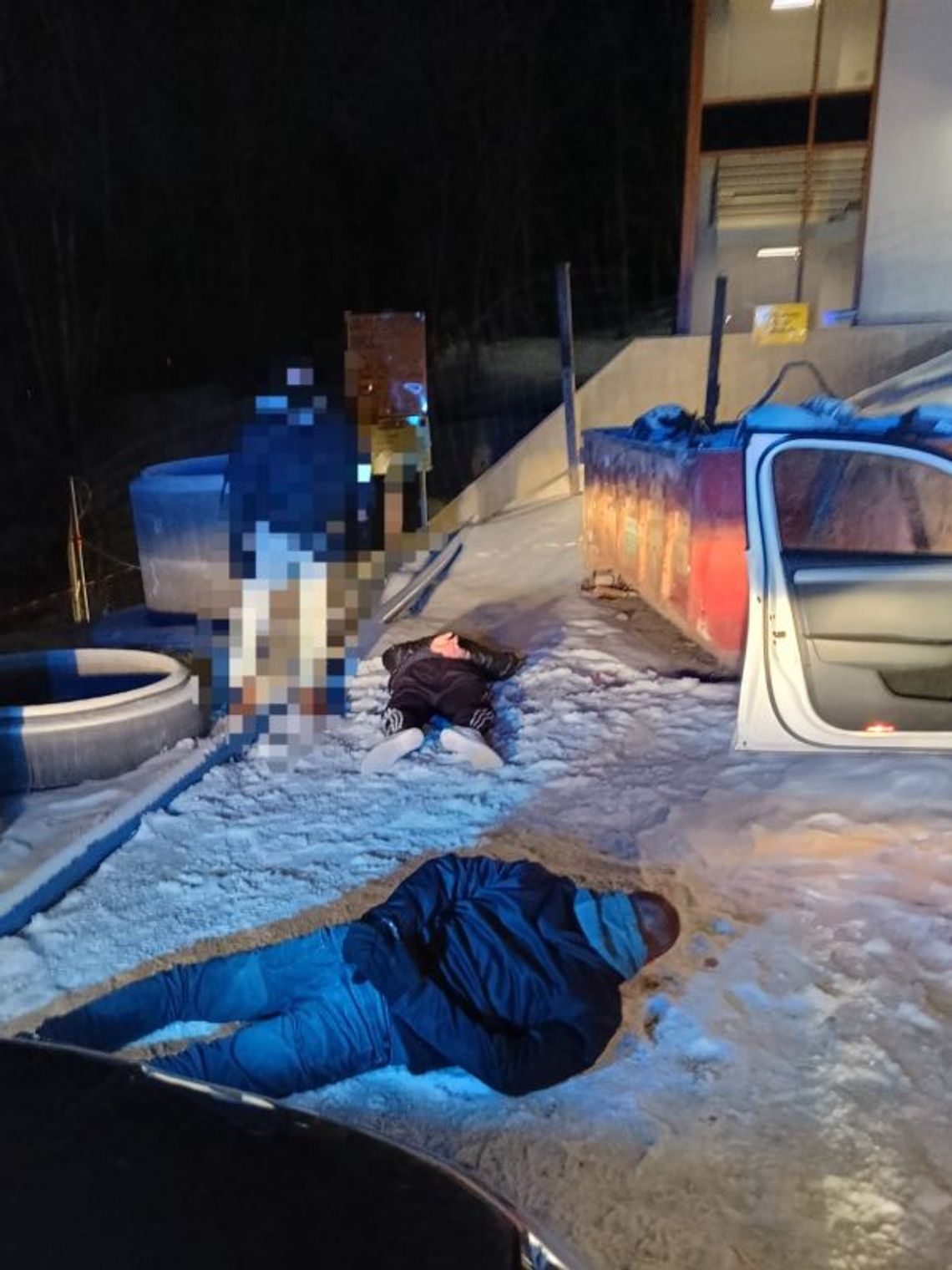 Uciekający włamywacze wyrzucali biżuterię z samochodu. Chwilę wcześniej splądrowali dom Uciekający włamywacze wyrzucali biżuterię z samochodu. Chwilę wcześniej splądrowali dom