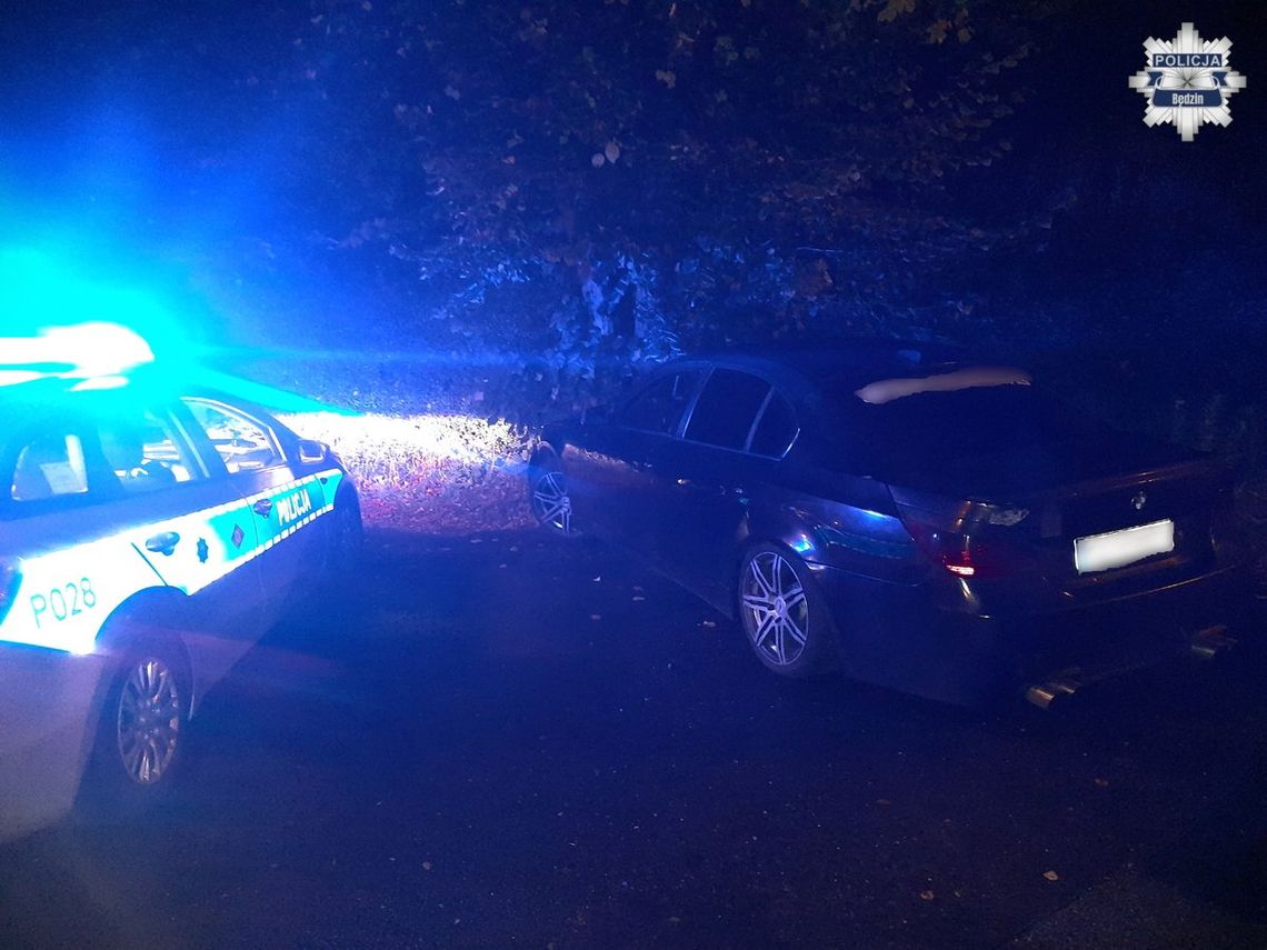 Uciekał BMW przed policją i uderzył w drzewo. Miał trzy sądowe zakazy prowadzenia Uciekał BMW przed policją i uderzył w drzewo. Miał trzy sądowe zakazy prowadzenia