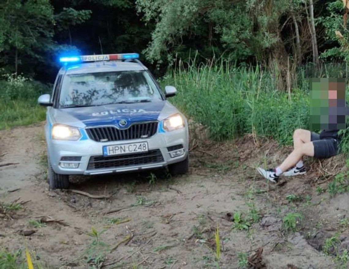 Uciekał crossem przed policją. 16-latek bez kasku i uprawnień woził 17-letnią pasażerkę Uciekał crossem przed policją. 16-latek bez kasku i uprawnień woził 17-letnią pasażerkę