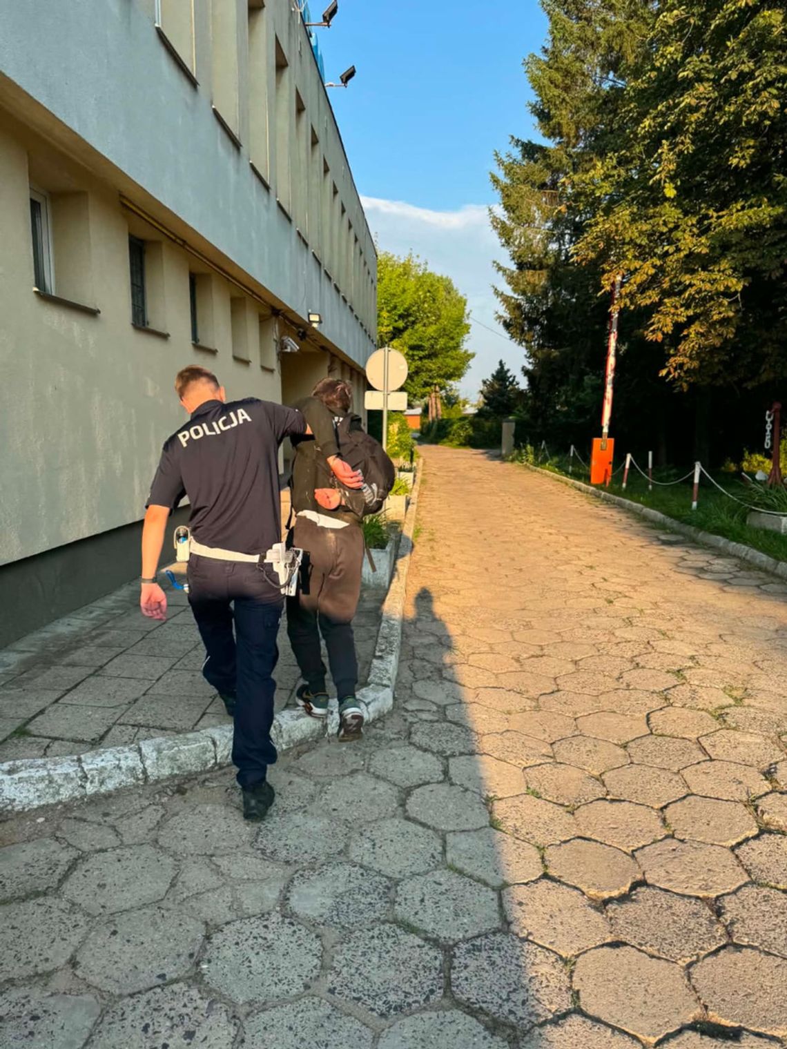 Uciekał elektrycznym motocyklem przed policją. Pościg zakończył się obezwładnieniem 19-latka