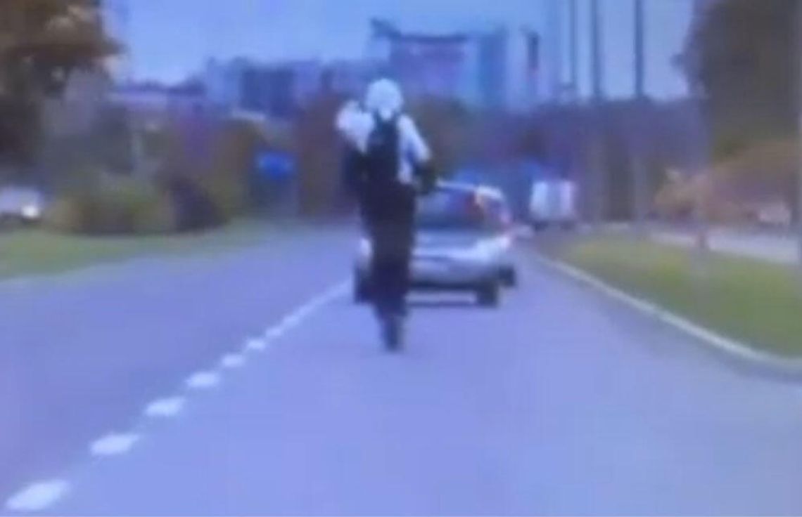 Uciekał hulajnogą przed policją. Jazdę zakończył w rowie, opiekun dostał wysoki mandat Uciekał hulajnogą przed policją. Jazdę zakończył w rowie, opiekun dostał wysoki mandat