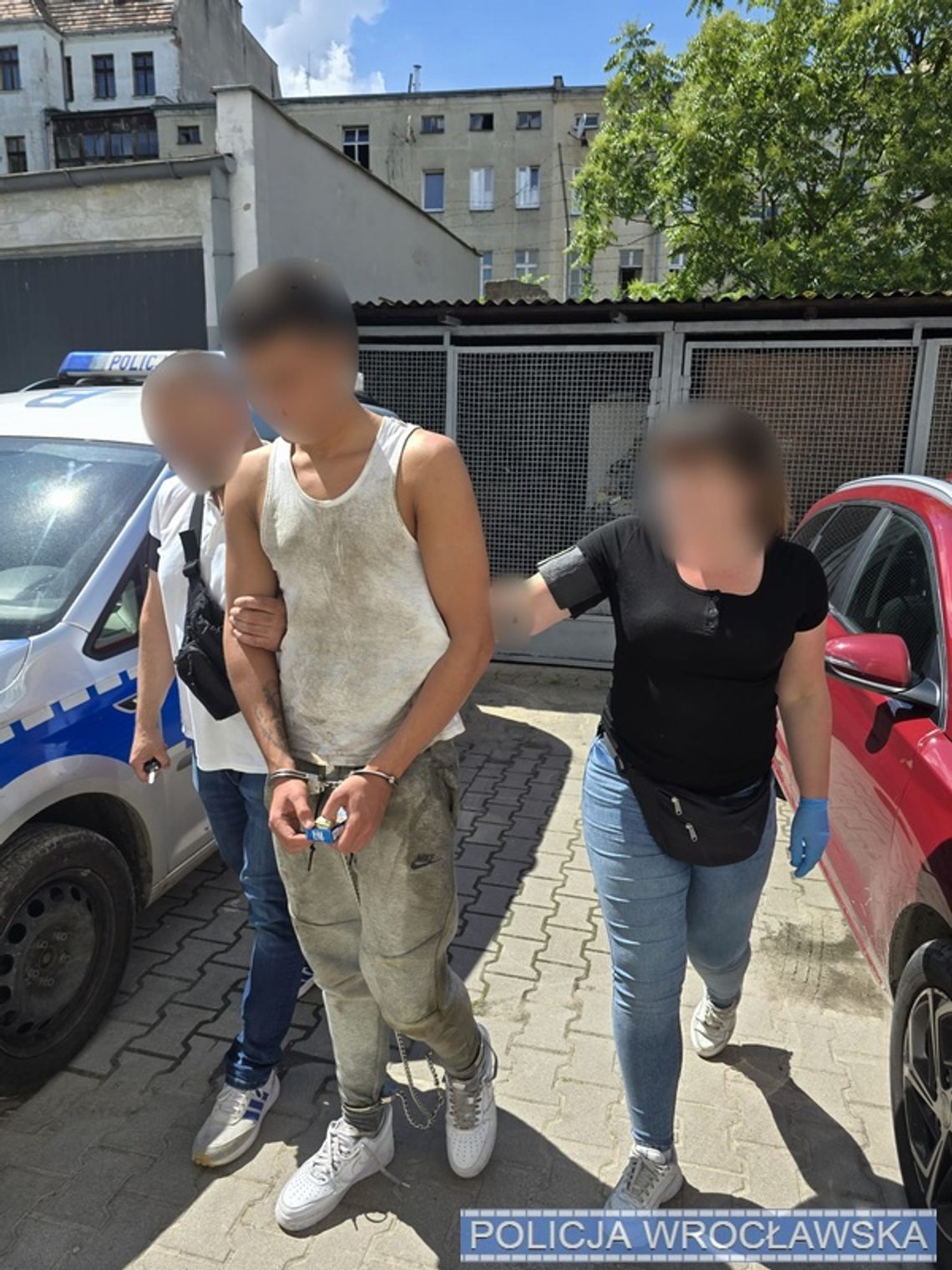 Uciekał mercedesem przez miasto, a potem wskoczył do rzeki. 19-latek bez prawa jazdy, za to z narkotykami Uciekał mercedesem przez miasto, a potem wskoczył do rzeki. 19-latek bez prawa jazdy, za to z narkotykami