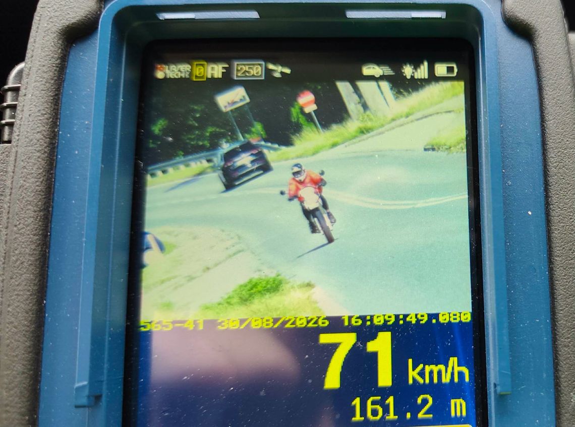 Uciekał na motocyklu przed policję. Uzbierał mandaty na blisko 11 tysięcy i stracił prawo jazdy Uciekał na motocyklu przed policję. Uzbierał mandaty na blisko 11 tysięcy i stracił prawo jazdy