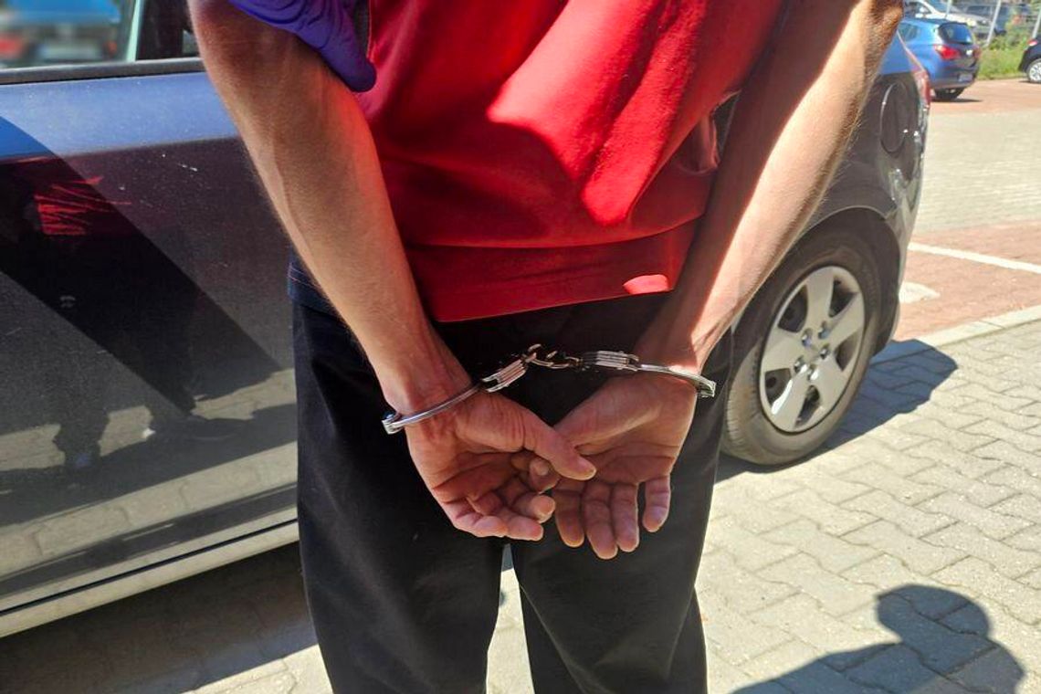 Uciekał na skradzionym motocyklu. Podczas pościgu zaatakował policjantów nożem Uciekał na skradzionym motocyklu. Podczas pościgu zaatakował policjantów nożem