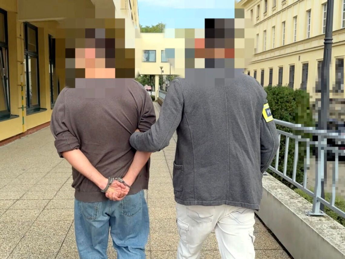 Uciekał policjantom po klatce schodowej. W mieszkaniu pseudokibica znaleźli 2,5 kg marihuany Uciekał policjantom po klatce schodowej. W mieszkaniu pseudokibica znaleźli 2,5 kg marihuany