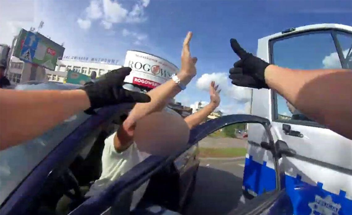 Uciekał policji i zderzył się z radiowozem. Kierowca był pod wpływem marihuany