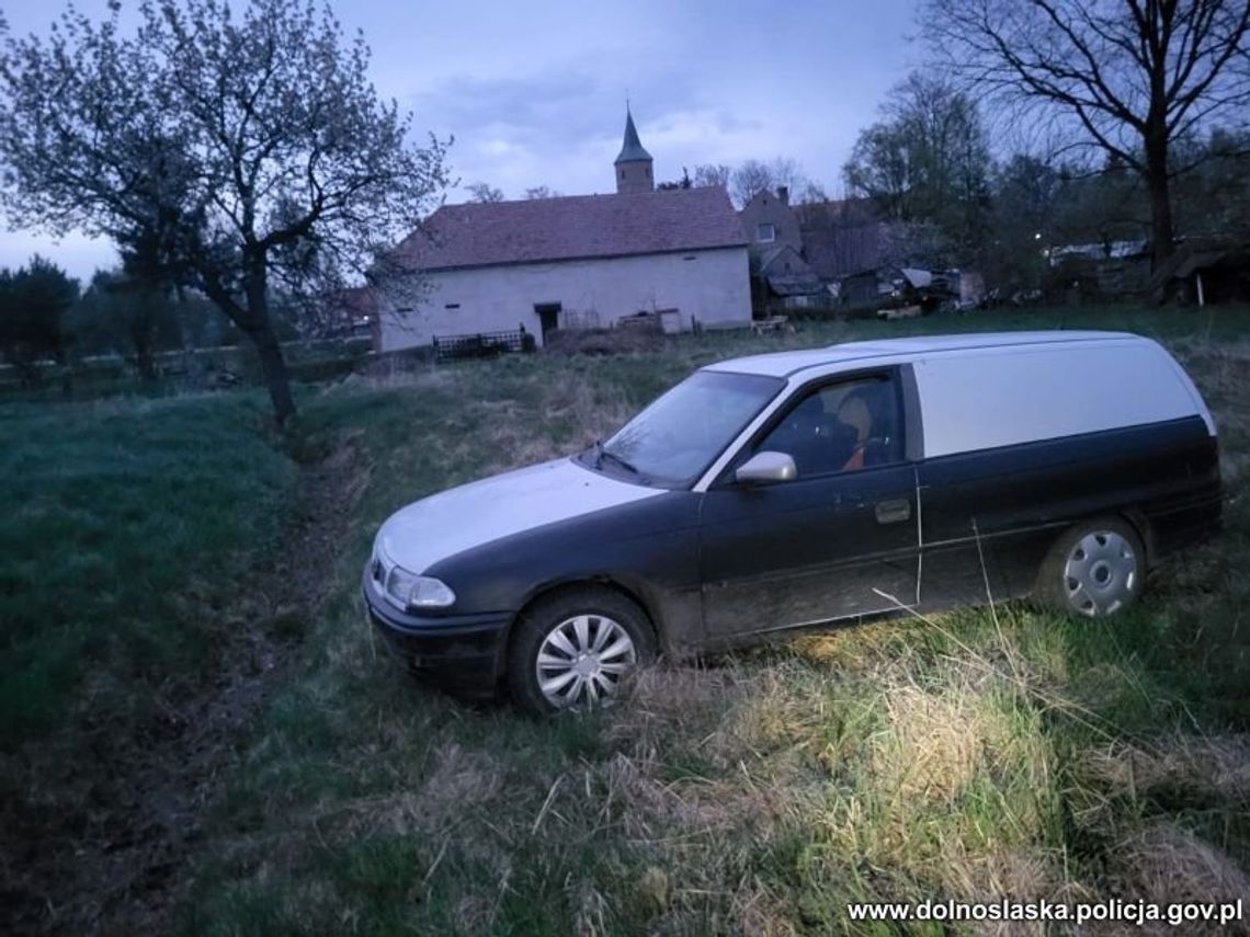Uciekał policji rozklekotanym oplem, porzucił auto i wbiegł w pole. Był po alkoholu i narkotykach