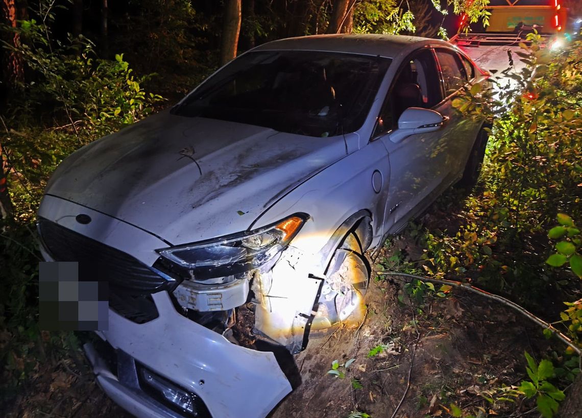 Uciekał przed policją autem z otwartym bagażnikiem. Stracił panowanie nad wozem i wjechał w drzewo