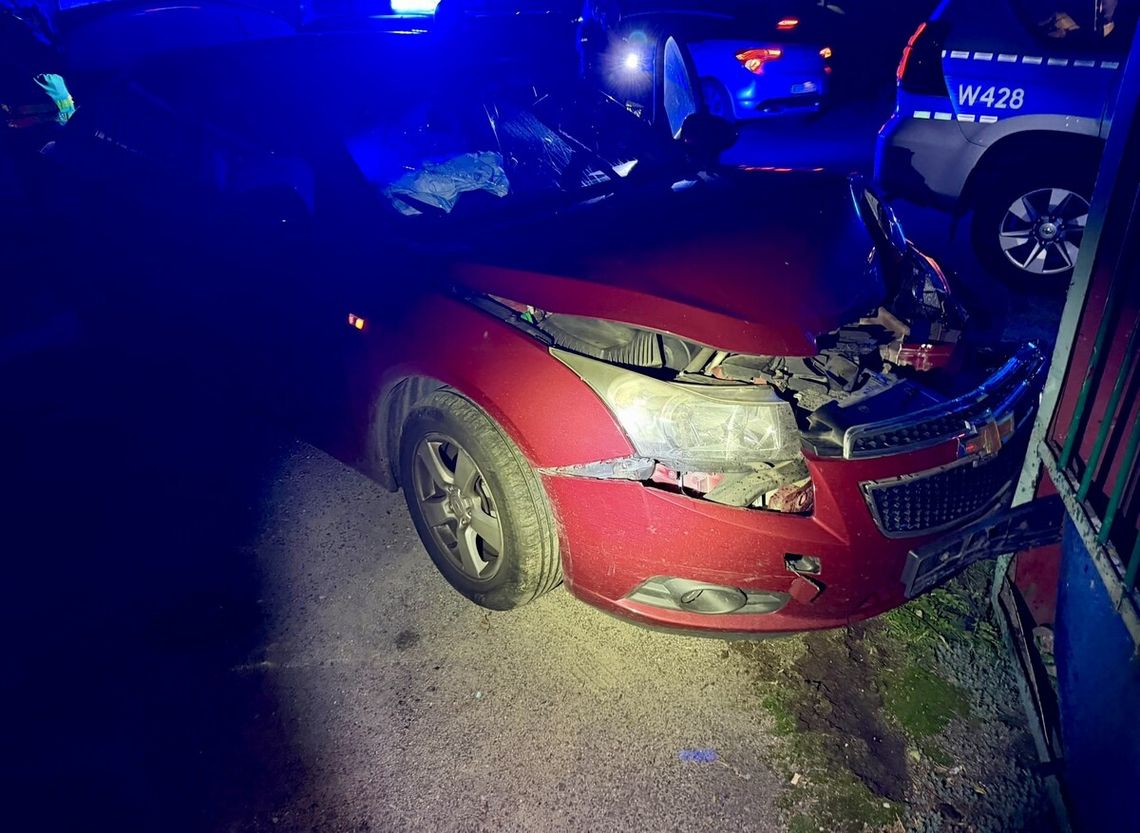 Uciekał przed policją i rozbił auto na ogrodzeniu. Dostał 43 punkty i 9700 zł mandatów Uciekał przed policją i rozbił auto na ogrodzeniu. Dostał 43 punkty i 9700 zł mandatów