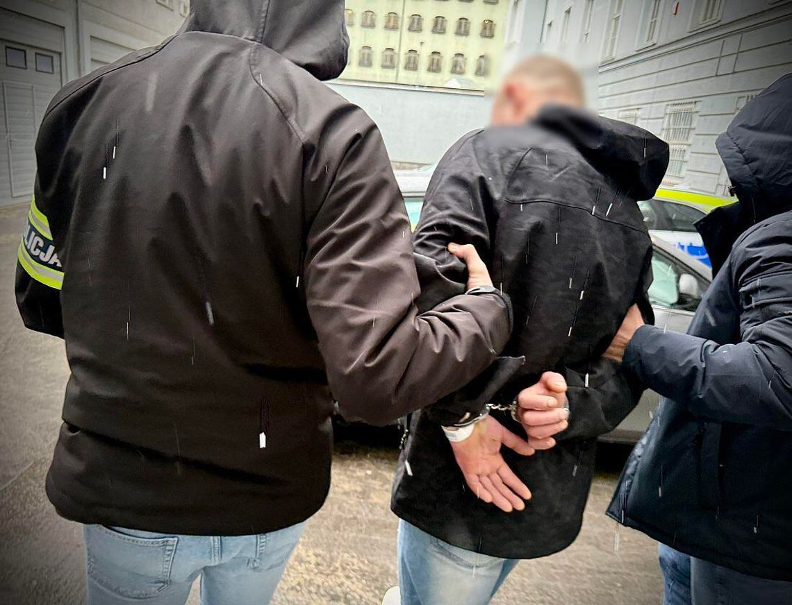 Uciekał przed policją i wpadł z narkotykami. 43-latek był poszukiwany i miał zakaz prowadzenia
