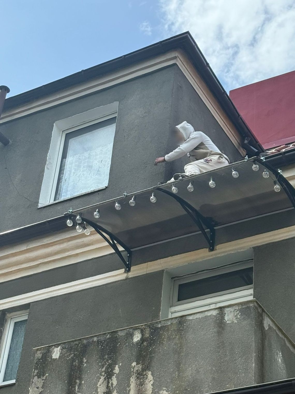 Uciekał przed policją na dach budynku. Poszukiwany spędzi najbliższy rok w więzieniu Uciekał przed policją na dach budynku. Poszukiwany spędzi najbliższy rok w więzieniu