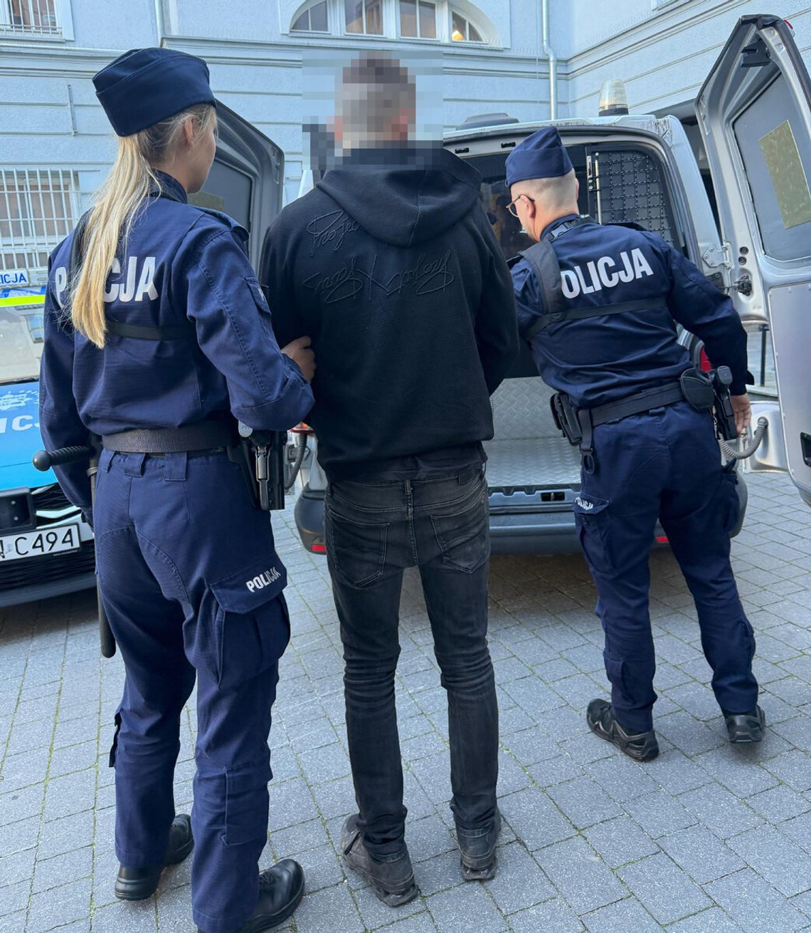 Uciekał przed policją, rozbił kradzione auto na skarpie. W środku znaleźli katalizator