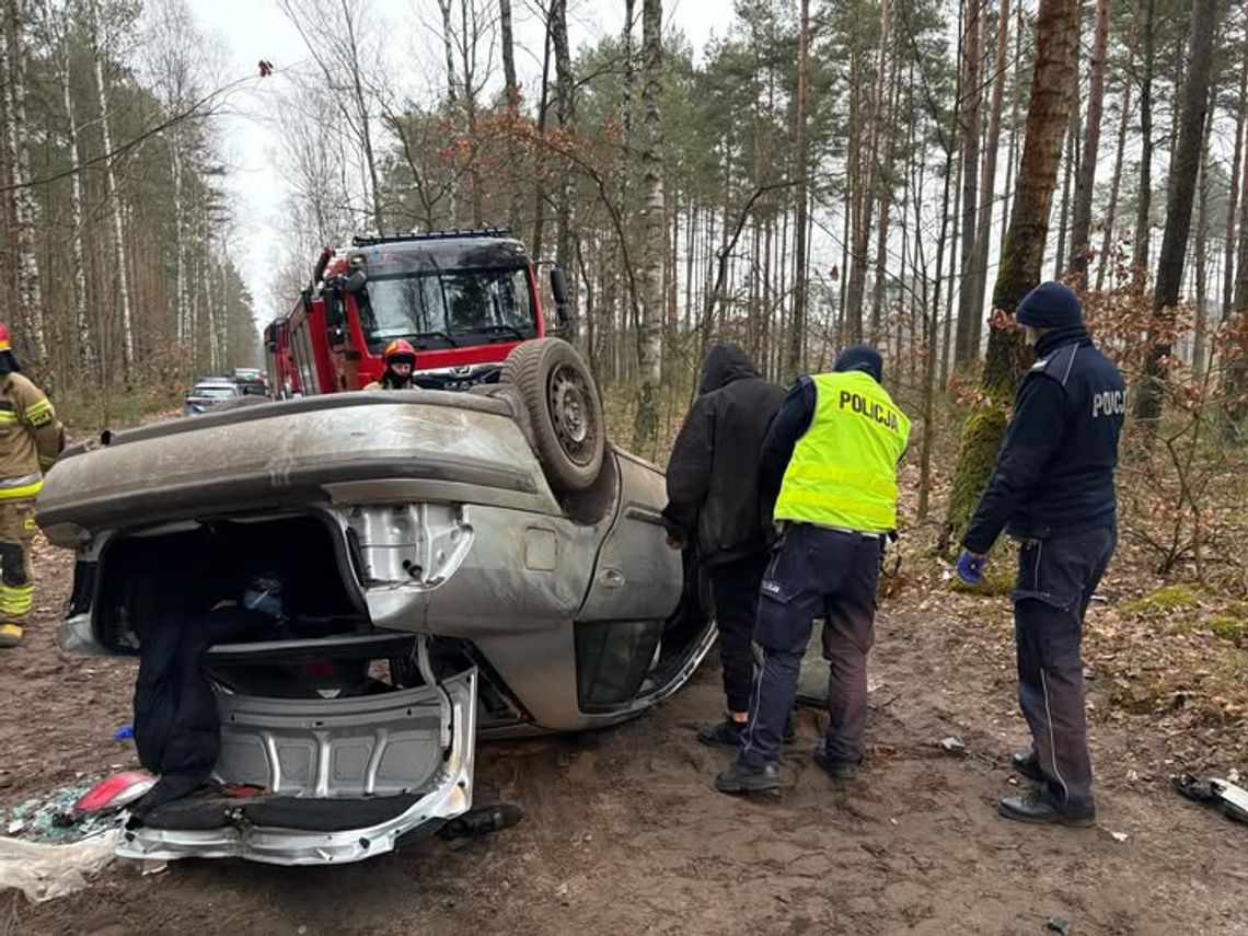 Uciekał przed policją z nastolatką w bagażniku. Pijany kierowca dachował na drodze leśnej