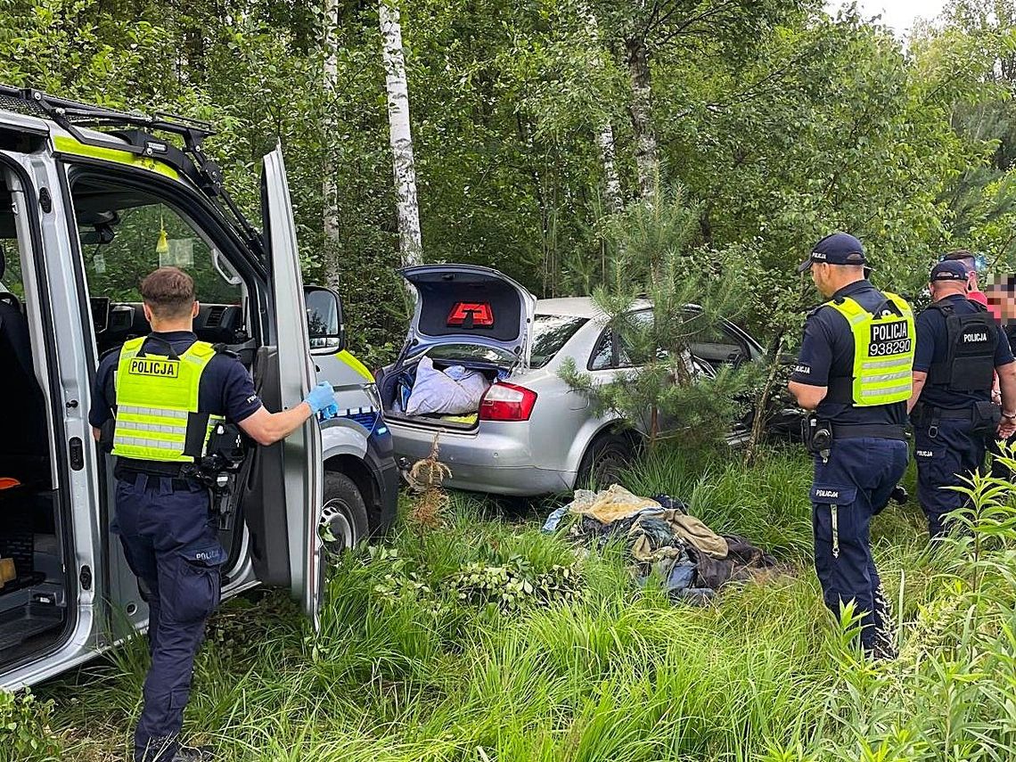 Uciekał przed radiowozem, wjechał w drzewo. Był pod wpływem narkotyków, a auto nie miało badań i OC Uciekał przed radiowozem, wjechał w drzewo. Był pod wpływem narkotyków, a auto nie miało badań i OC