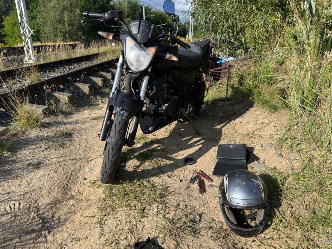 Uciekał skradzionym motocyklem z motorowerem na przyczepce. Wpadł po pościgu Uciekał skradzionym motocyklem z motorowerem na przyczepce. Wpadł po pościgu