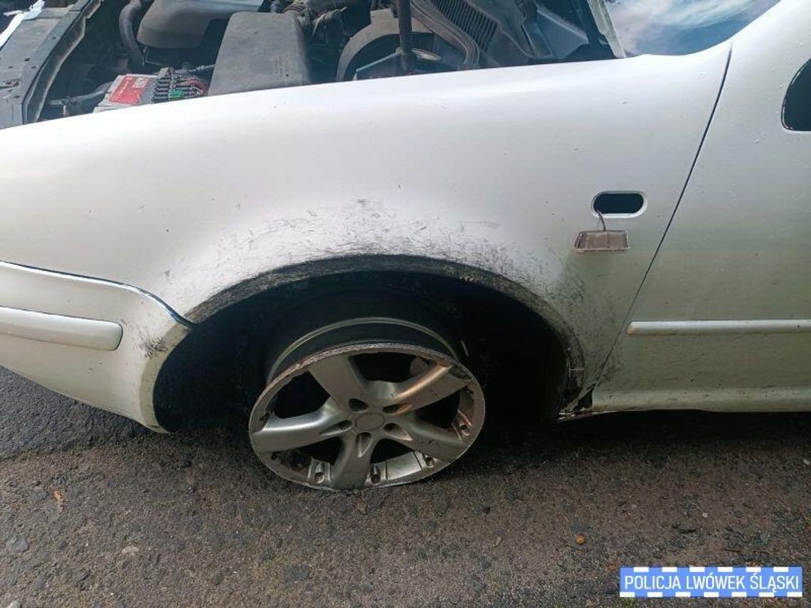 Uciekał Volkswagenem, omal nie potrącił policjantów. Miał dożywotni zakaz i narkotyki w aucie Uciekał Volkswagenem, omal nie potrącił policjantów. Miał dożywotni zakaz i narkotyki w aucie