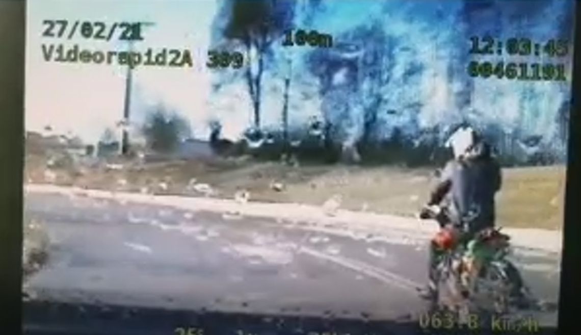 Uciekam, choć nie bardzo umiem. Pościg za motocyklistą zakończony glebą. WIDEO