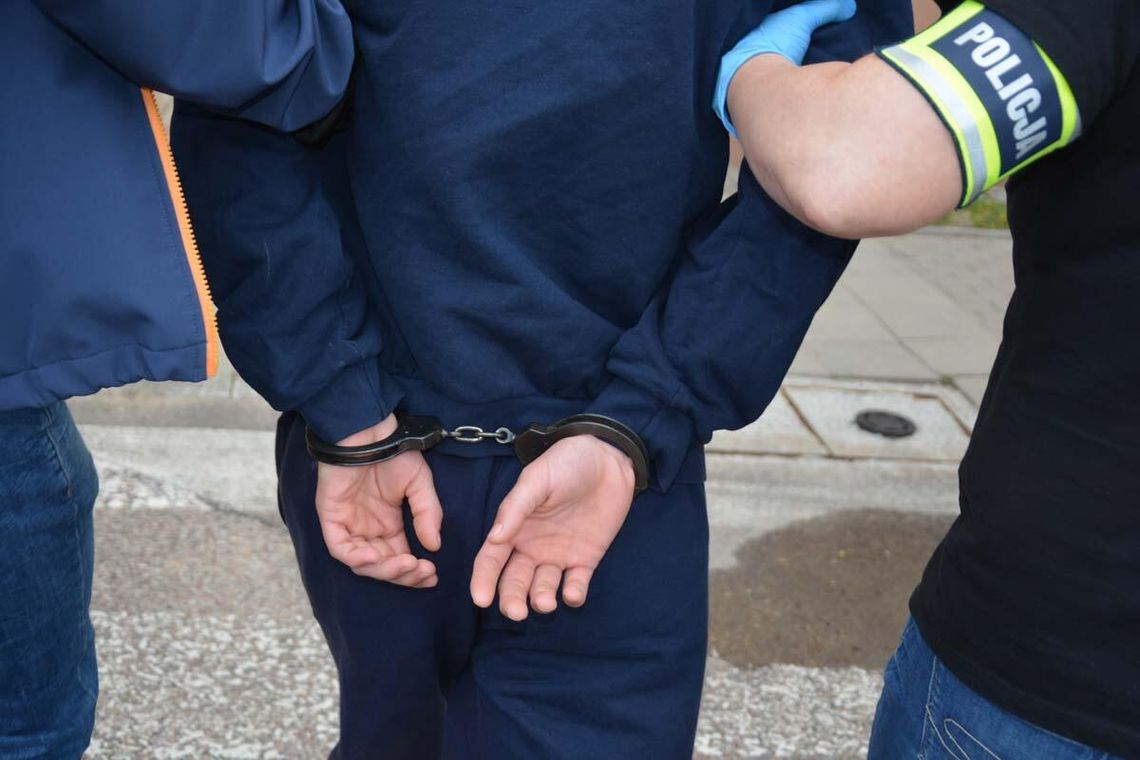 Uciekinier z poprawczaka kradł perfumy i je sprzedawał. Pieniądze przeznaczał "na życie"