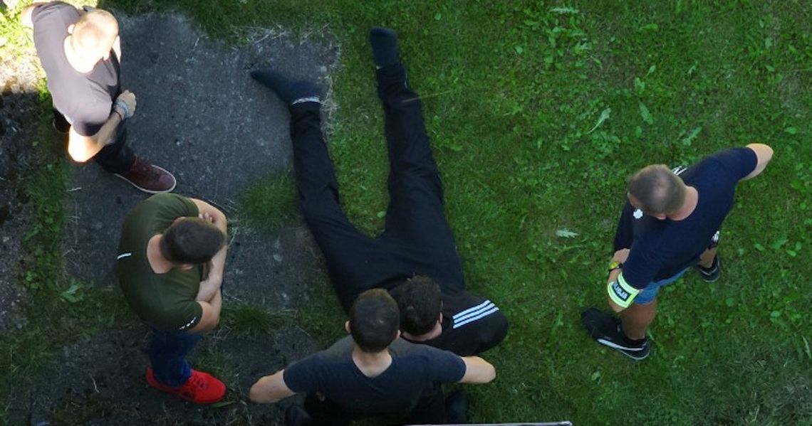 Uciekł przez okno i zniknął w lesie. 37-latek zatrzymany po obławie z udziałem GOPR, straży i dronów