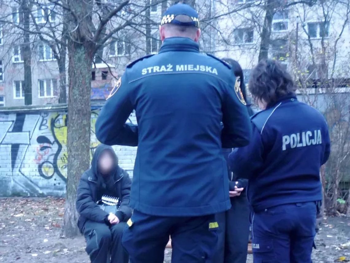 Uciekli ze szkoły i palili marihuanę z butelki. Wagarowiczów zatrzymali strażnicy miejscy