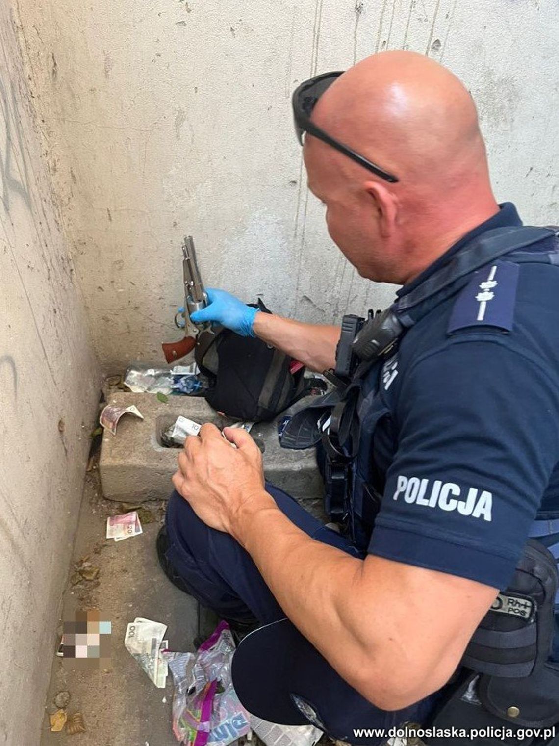 Uczestnik kolizji na widok radiowozu rzucił się do ucieczki. Miał przy sobie narkotyki i broń