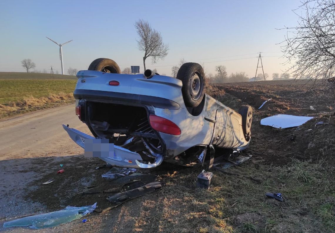 Uczył jazdy młodszego brata. Po dachowaniu uciekli i zgłosili kradzież auta [ZDJĘCIA]