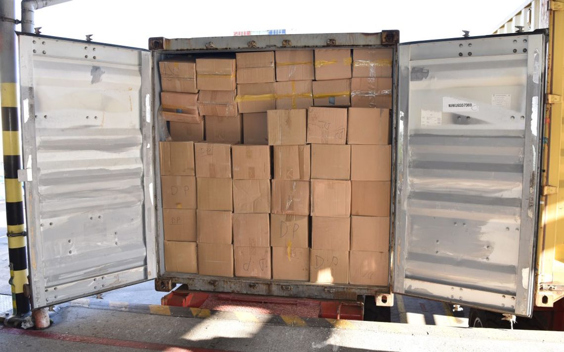 Udaremniony przemyt 400 kg haszyszu. Przemytnicy ukryli narkotyki w kartonach z odzieżą