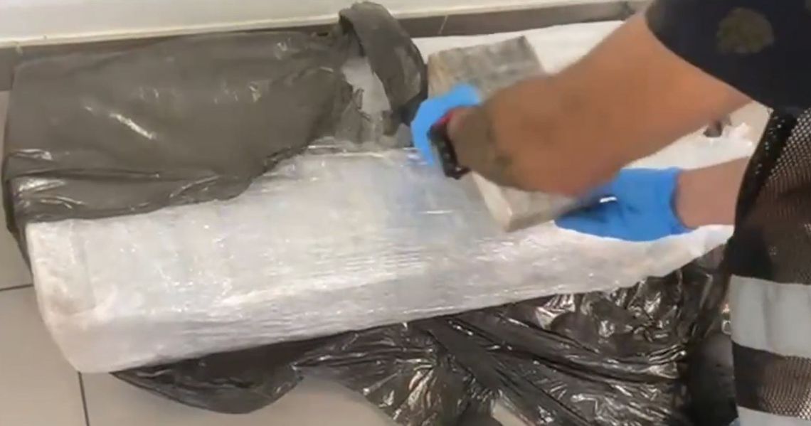 Udaremniony przemyt ponad 100 kg kokainy. Narkotyki ukryte w ładunku części samochodowych [WIDEO]