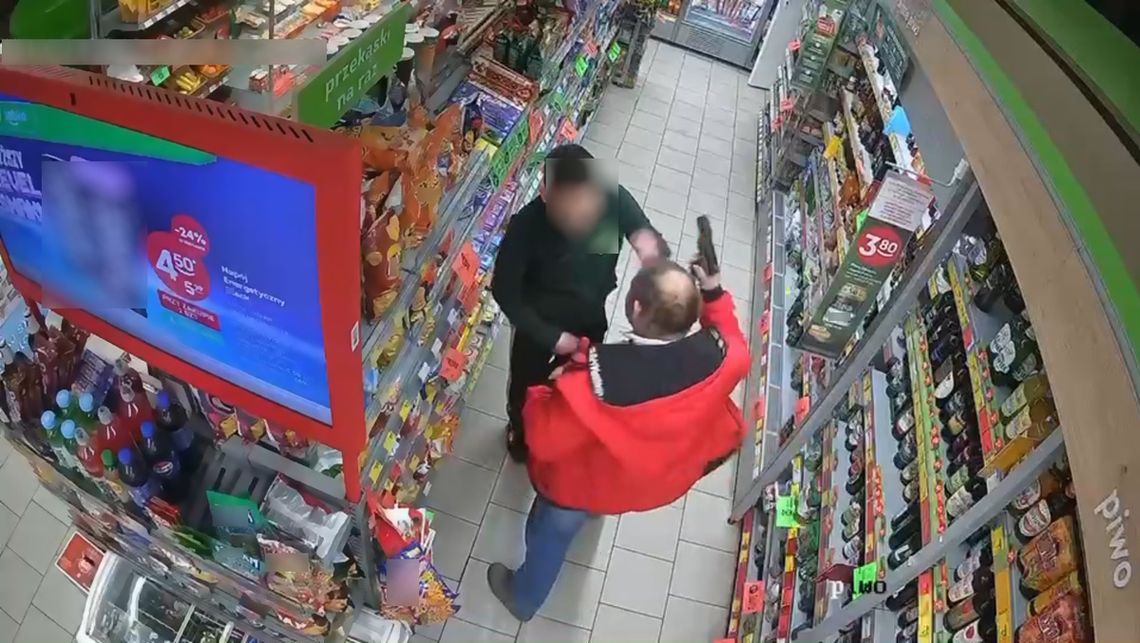Udawał uzbrojonego i atakował klientów. 34-latek z atrapą broni zatrzymany po rozróbie w sklepie Udawał uzbrojonego i atakował klientów. 34-latek z atrapą broni zatrzymany po rozróbie w sklepie