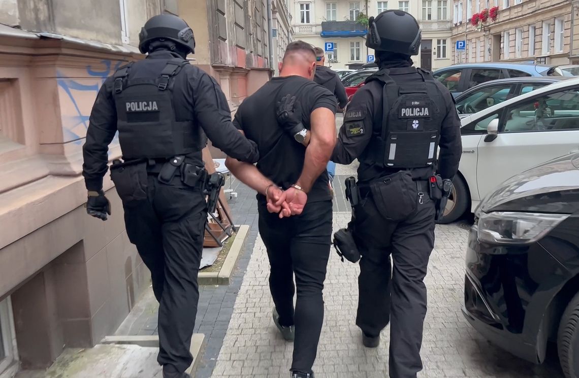 Udawał, że przymierza biżuterię. Wyniósł z trzech sklepów złoto warte ponad 68 tys. zł Udawał, że przymierza biżuterię. Wyniósł z trzech sklepów złoto warte ponad 68 tys. zł