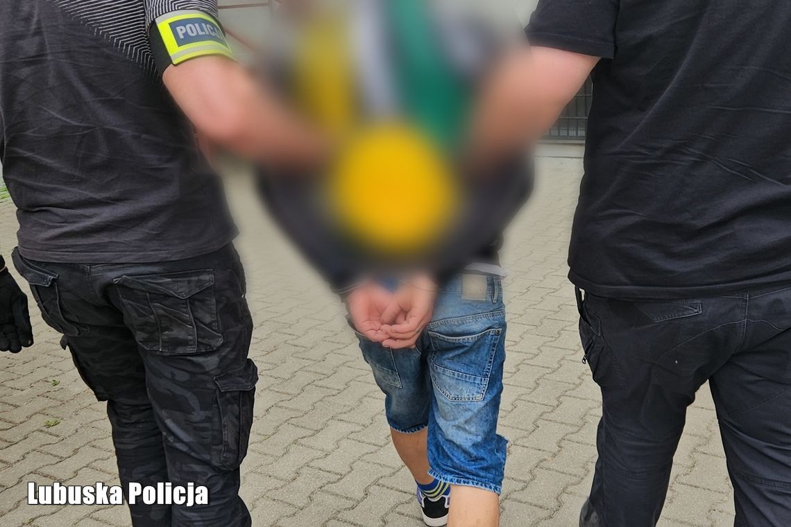 Udawał, że zatrzymuje się do kontroli, ale nagle przyśpieszył. Pościg zakończył się na polu