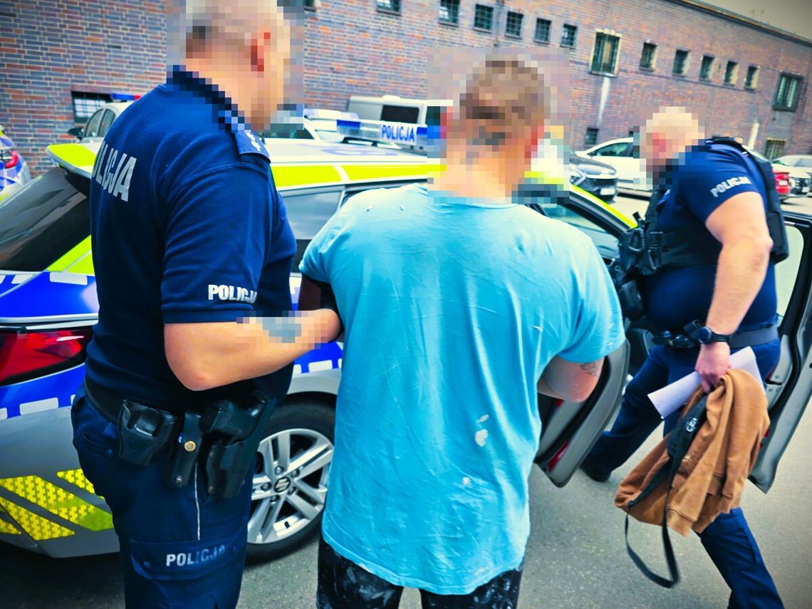 Udawał, że zatrzymuje się do kontroli, ale nagle wyskoczył z auta i w nogi. Miał pięć listów gończych i cztery zakazy