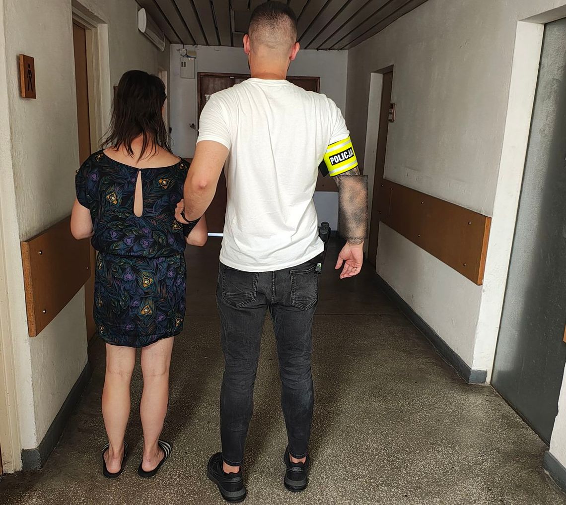 Udawała ofiarę przemocy, żeby dostać się do mieszkania kobiety. Okradła ją, gdy tylko została na chwilę sama