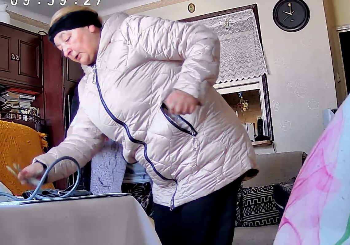 Udawała sąsiadkę, żeby podstępem wejść do mieszkania staruszki i wyłudzić pieniądze. Kobieta jest poszukiwana