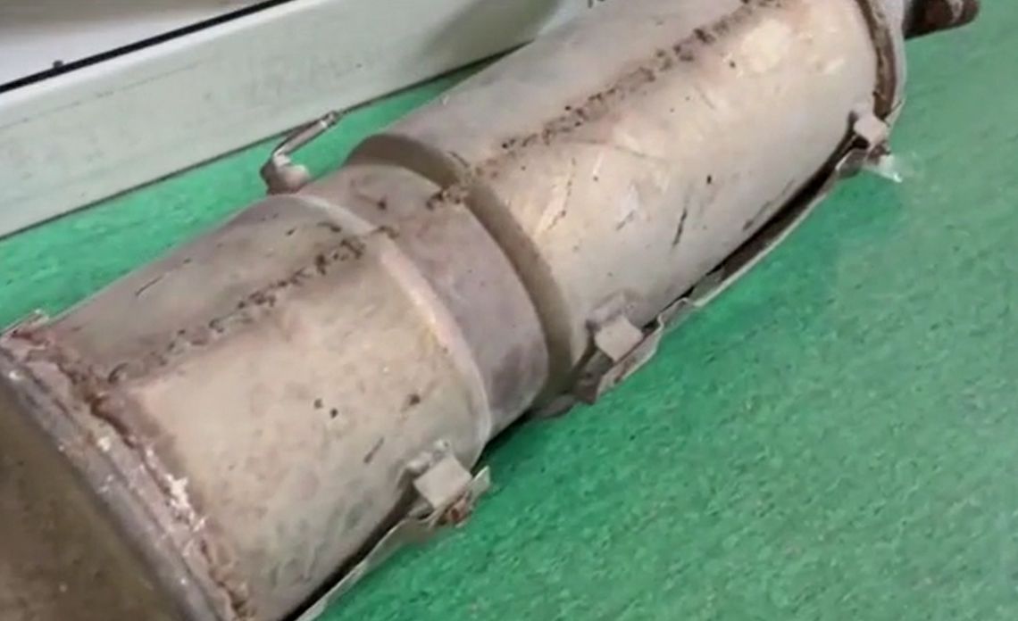 Udawali awarię, by ukraść katalizator. Kobieta stała na czatach, jej znajomy wycinał część z auta