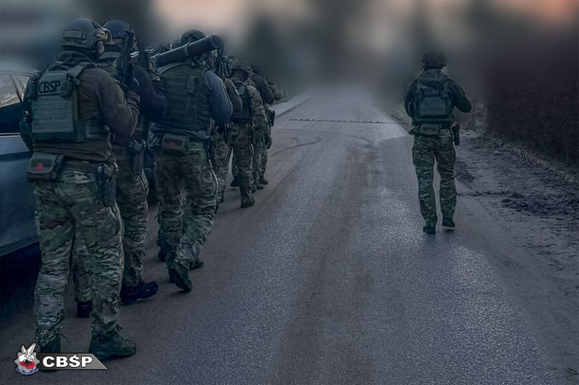 Uderzenie CBŚP w zorganizowany gang dilerów. Zatrzymano 11 osób, w tym siedmiu liderów grupy. WIDEO