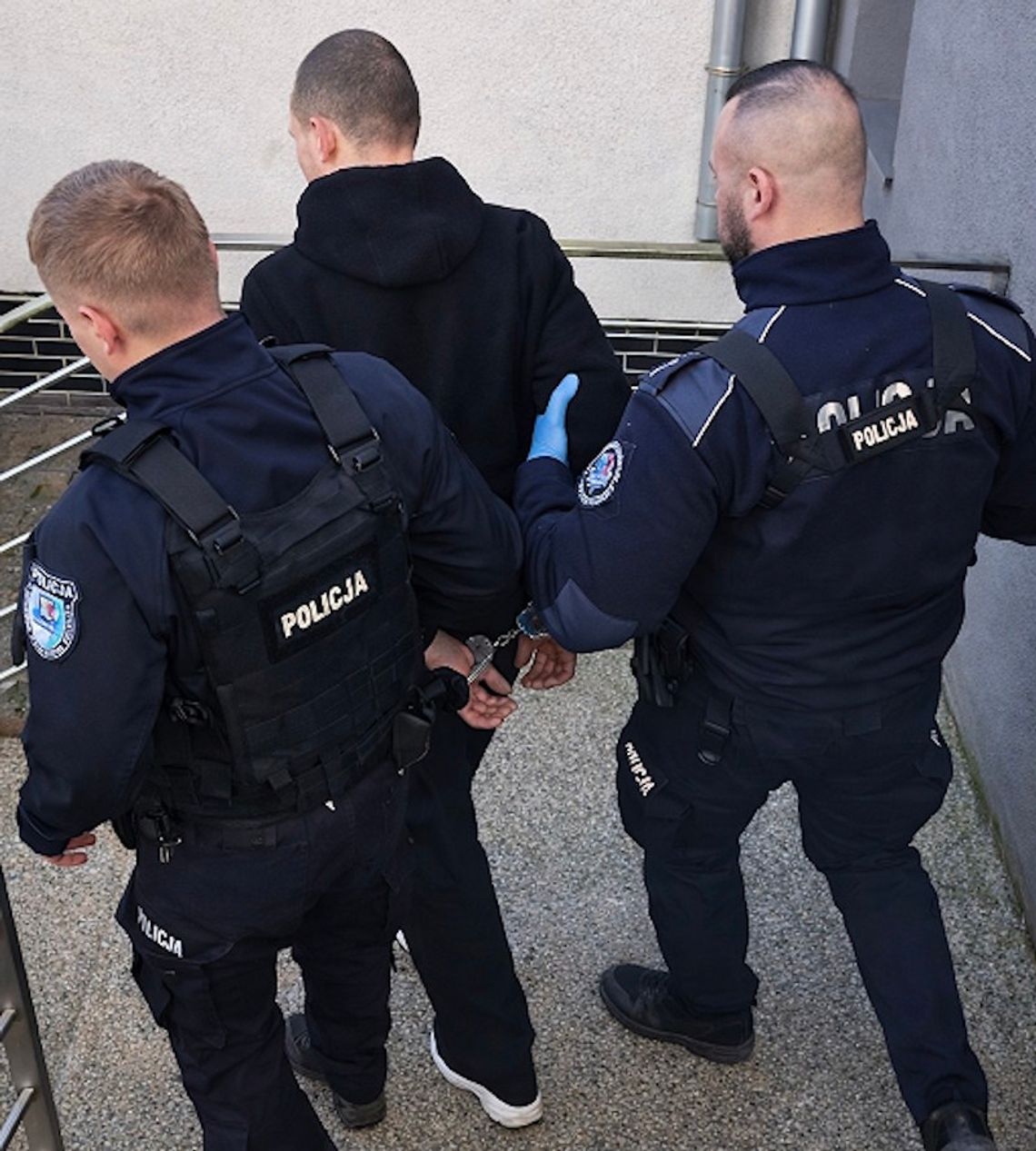 Uderzenie w tył głowy i seria ciosów. 21-latek aresztowany za brutalne pobicie Uderzenie w tył głowy i seria ciosów. 21-latek aresztowany za brutalne pobicie