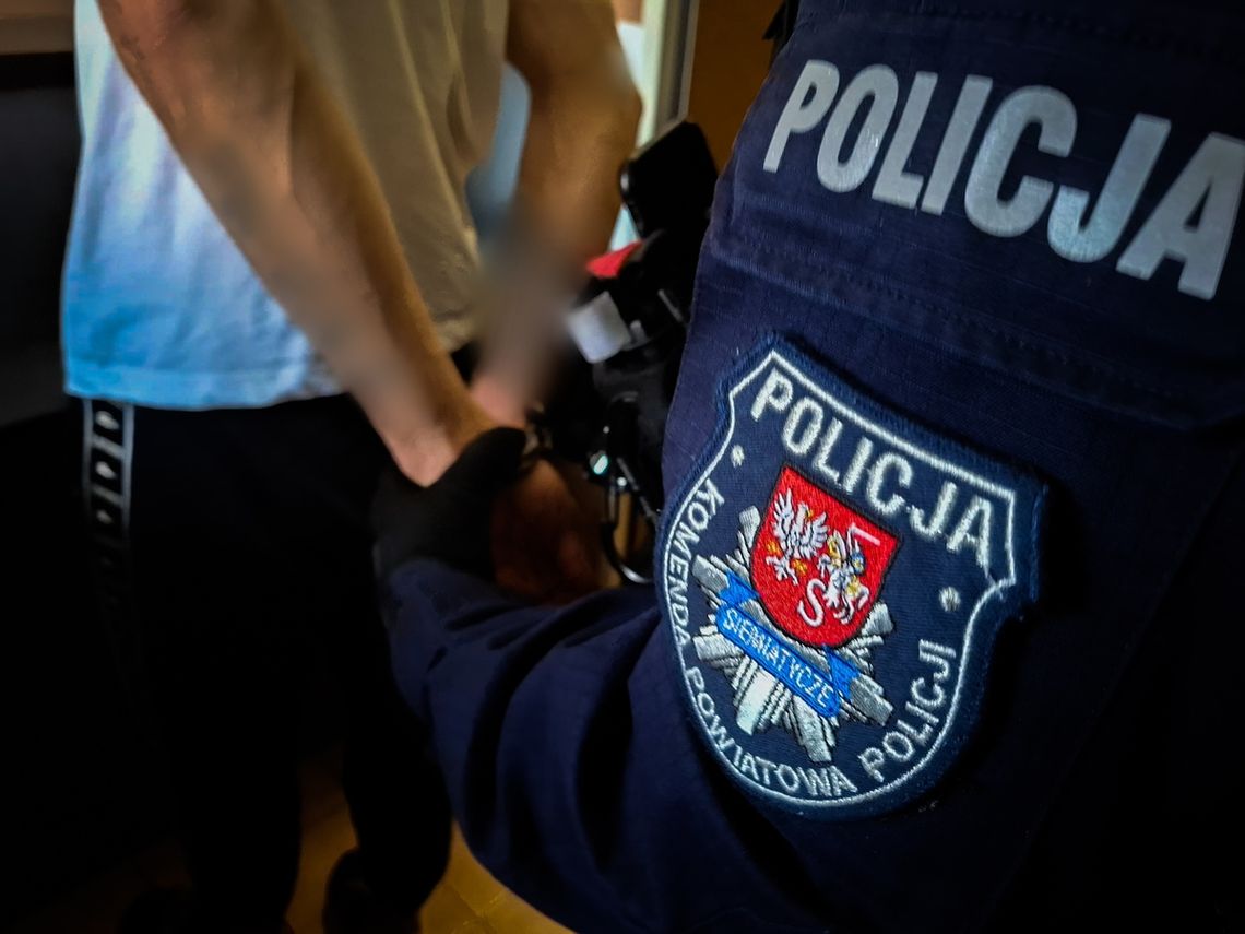 Uderzył kolegę, bo za blisko do niego podszedł. Policjanci odstawili go do więzienia