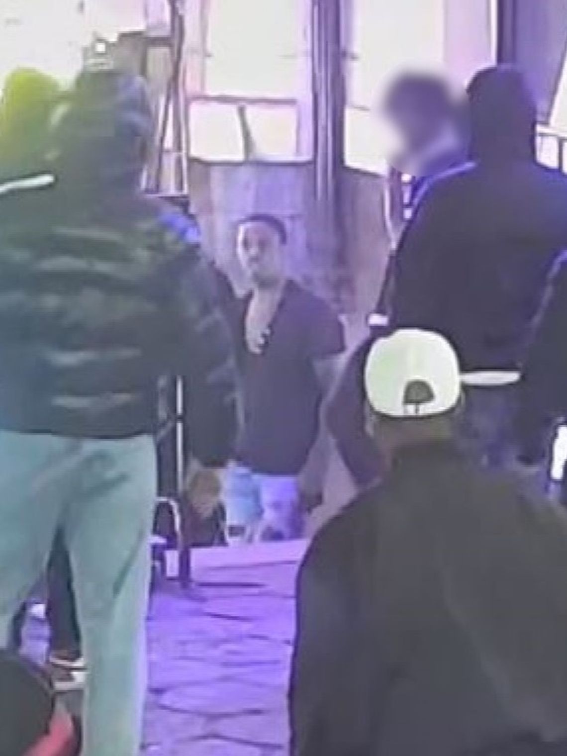 Uderzył ofiarę w głowę, powodując trwały uszczerbek. Policja publikuje wizerunek mężczyzny Uderzył ofiarę w głowę, powodując trwały uszczerbek. Policja publikuje wizerunek mężczyzny