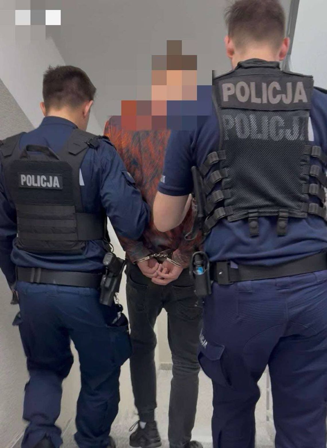 Uderzył policjanta butelką w głowę. Chciał uchronić brata przed zatrzymaniem