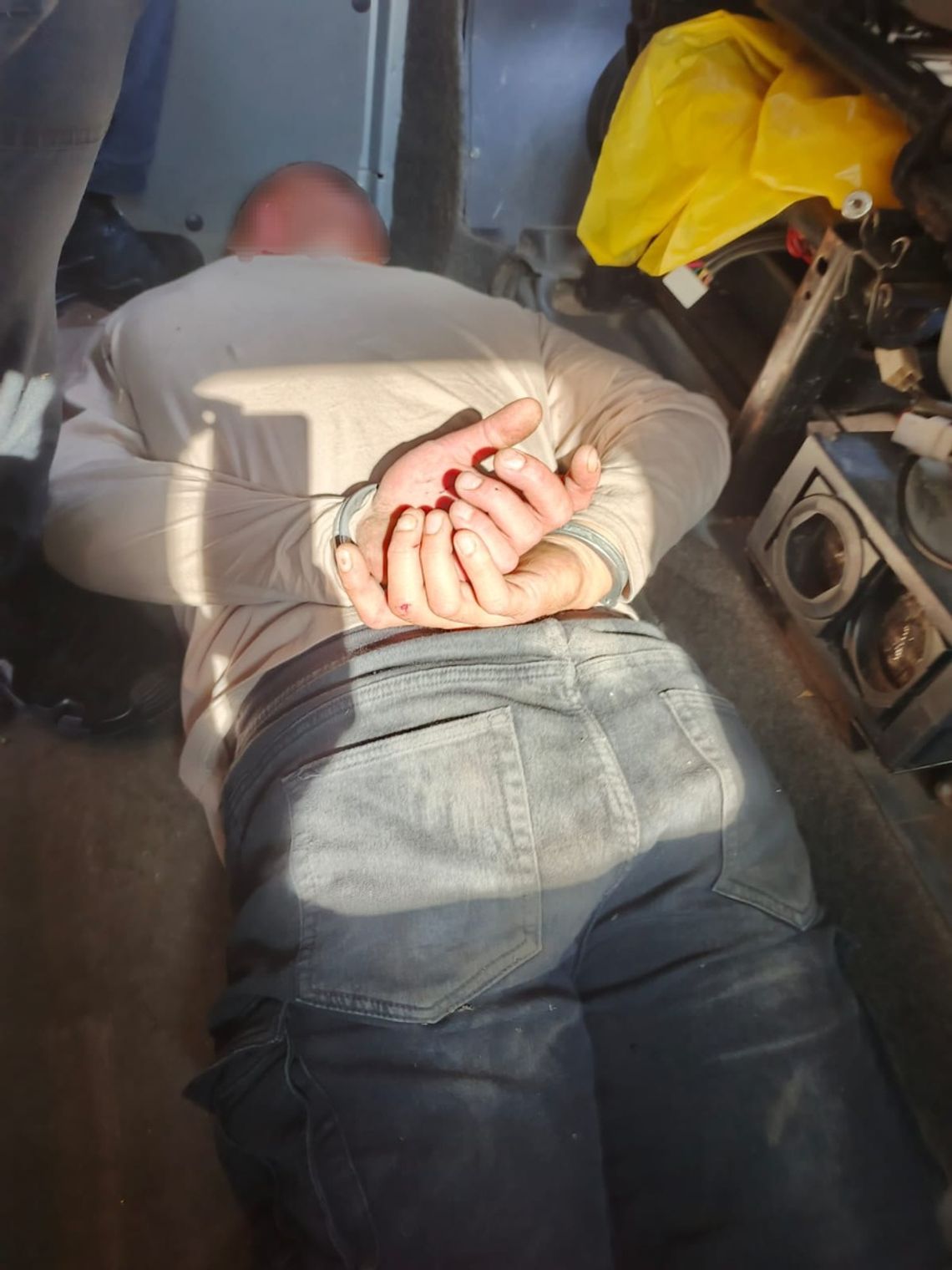 Uderzył policjanta, który chciał go wylegitymować. Już trafił za kraty, grozi mu 20 lat