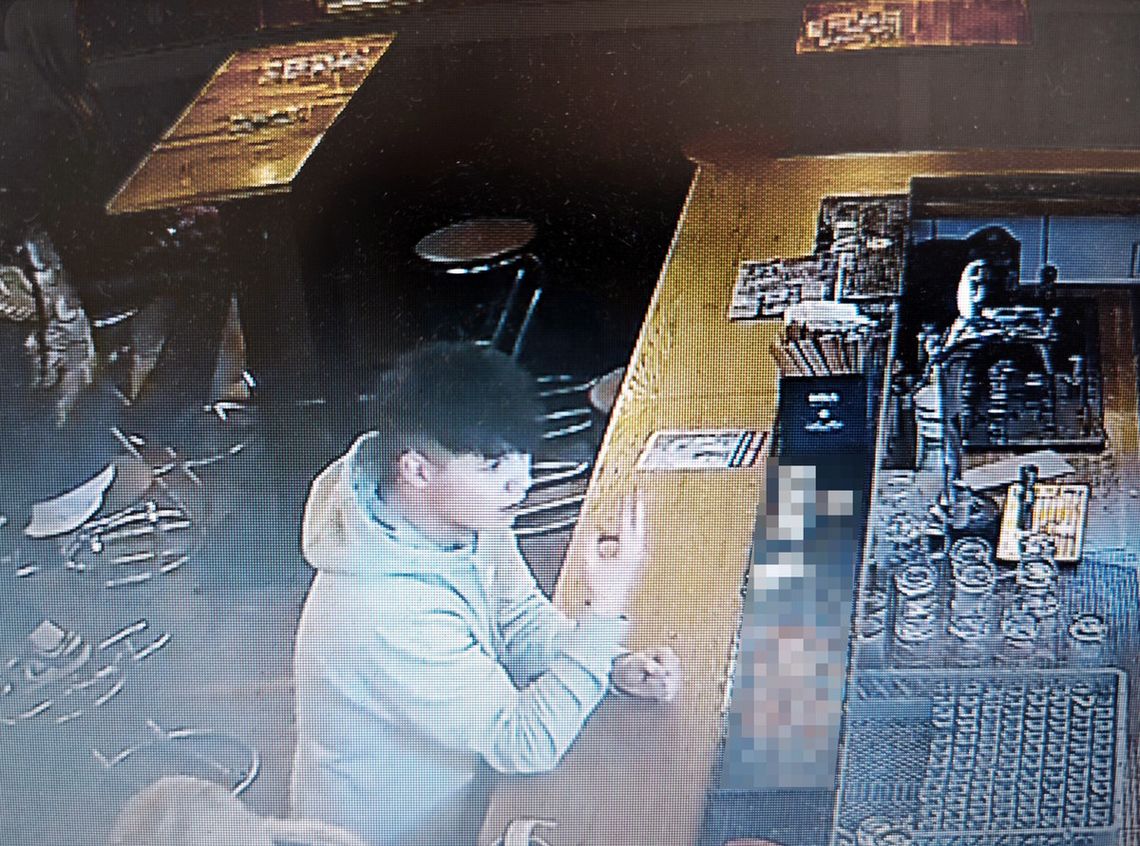 Uderzył w barze mężczyznę szklanką w twarz i natychmiast uciekł. Teraz szuka go policja