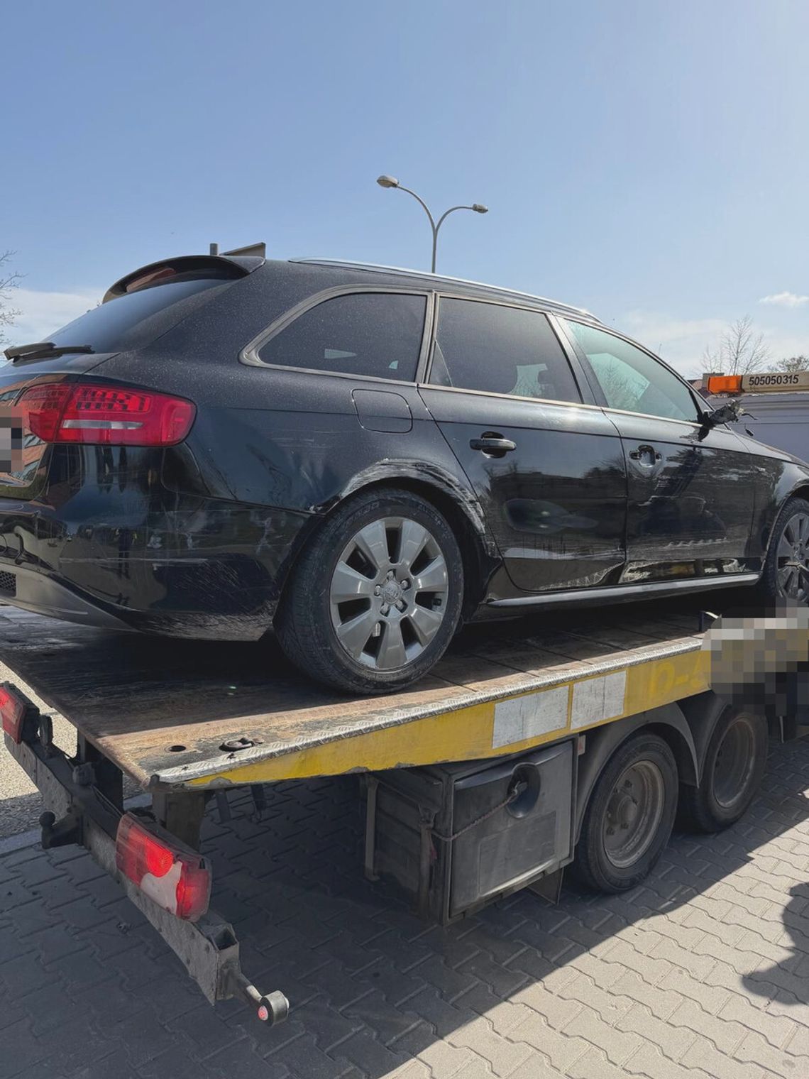 Uderzył w jego samochód i zaczął uciekać. Poszkodowany kierowca ruszył w pościg, a potem do akcji włączył się policjant