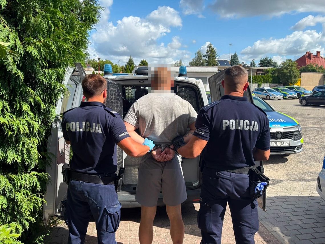 Uderzył w ogrodzenie, pasażer miał celować bronią w kobietę. Policjanci zatrzymali dwóch mężczyzn Uderzył w ogrodzenie, pasażer miał celować bronią w kobietę. Policjanci zatrzymali dwóch mężczyzn